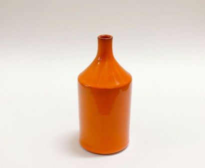 null Georges JOUVE (1910-1964).
Vase cylindrique épaulé à petit col tubulaire. Émail...