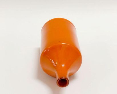 null Georges JOUVE (1910-1964).
Vase cylindrique épaulé à petit col tubulaire. Émail...