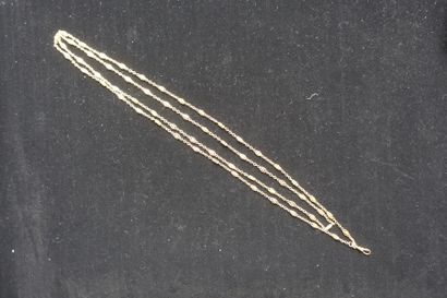 null Sautoir articulé en or jaune 750 millièmes, les maillons ovales à décor de noeuds...