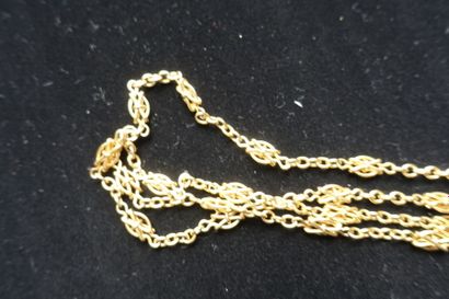 null Sautoir articulé en or jaune 750 millièmes, les maillons ovales à décor de noeuds...