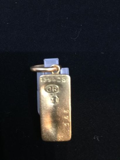 null Pendentif en or jaune 750 millièmes, figurant un lingot d'or.
Hauteur : 4 cm.
Poids...