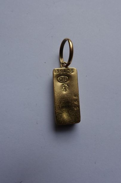 null Pendentif en or jaune 750 millièmes, figurant un lingot d'or.
Hauteur : 4 cm.
Poids...