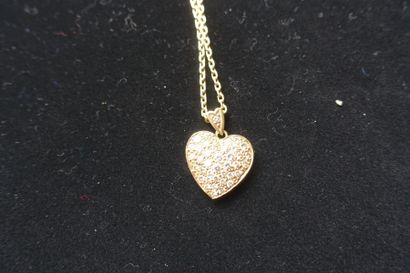 null Collier articulé en or jaune 750 millièmes, retenant en pendentif un motif coeur...