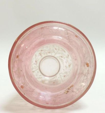 null MAJORELLE.
Vase ovoïde épaulé et col conique en verre rose à décor de tiges...