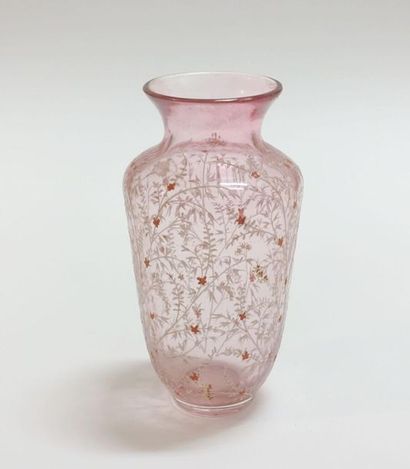 null MAJORELLE.
Vase ovoïde épaulé et col conique en verre rose à décor de tiges...
