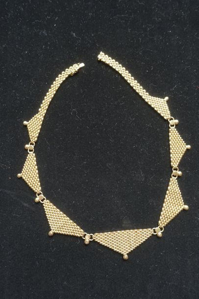 null Collier articulé en or jaune 750 millièmes composé de sept motifs triangulaires...