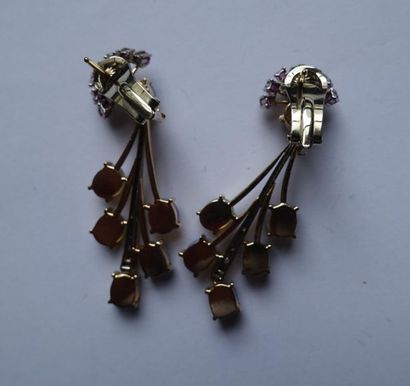 null Paire de pendants d'oreilles en or jaune 750 millièmes, chacun orné de rubis,...