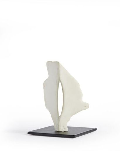 null Yves de La TOUR D'AUVERGNE (né en 1927).
Pliage.
Sculpture en poudre de marbre.
Monogrammée,...