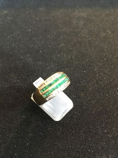 null Bague en or jaune 750 millièmes, ornée de deux lignes d'émeraudes calibrées...