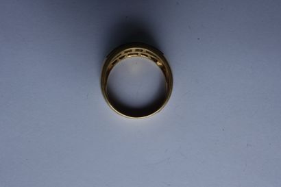 null Bague en or jaune 750 millièmes, le centre à décor de torsade ornée de trois...