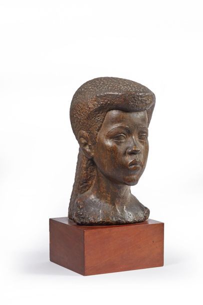 null LORETTE - École du XXe siècle.
Buste de femme africaine.
Plâtre patiné. 
Signée...