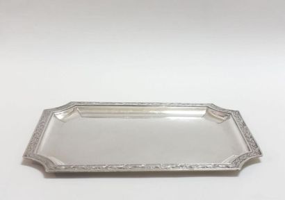 null Plateau à cartes en argent à décor d'une frise de laurier.
Long. : 16,2 cm ;...