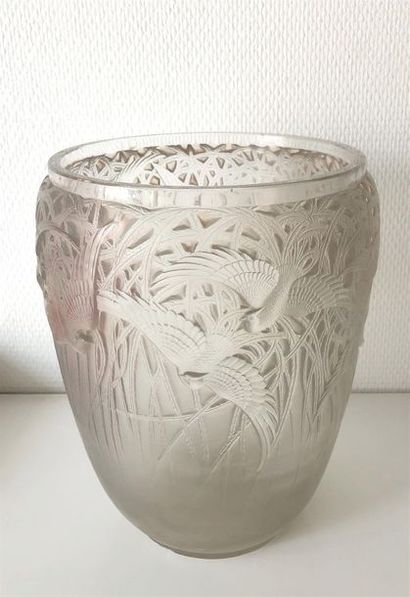 null René LALIQUE (1860-1945).
Vase Aigrettes (1926). Épreuve en verre blanc moulé...