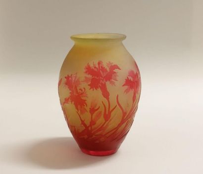 null GALLÉ.
Vase ovoïde épaulé à col conique. Épreuve en verre doublé rose orangé...