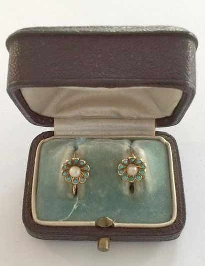 null Paire de boucles d'oreilles, en or jaune 750 millièmes, chacune ornée d'une...