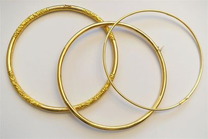 null Ensemble de trois colliers rigides ouvrant, en or jaune 750 millièmes et 585...