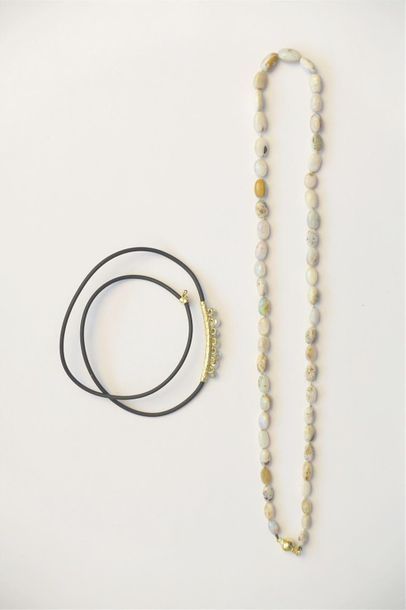 null Ensemble de trois colliers dont un composé de trois rangs de perles de culture,...