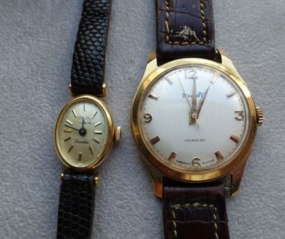 null Lot comprenant :
- Une montre bracelet d'homme, la montre de forme ronde en...