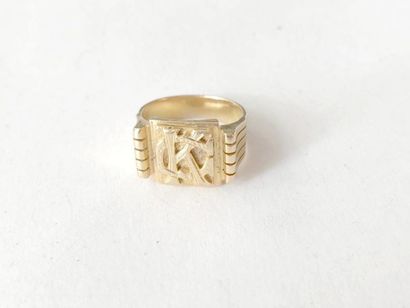 null Bague chevalière en or jaune 750 millièmes, le centre monogrammé CK.
Tour de...