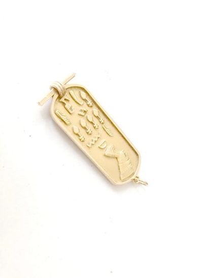 null Pendentif en or jaune 750 millièmes, figurant un cartouche égyptien gravé de...