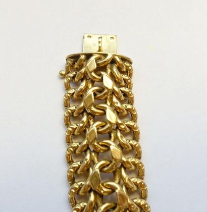 null Bracelet large et articulé en or jaune 750 millièmes, les maillons unis et gravés.
(Bosses.)
Longueur...