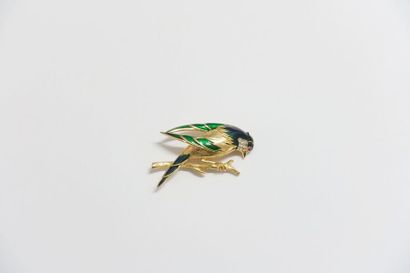 null CARVEN. Broche en métal doré figurant un oiseau branché, partiellement émaillé...