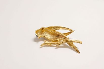 null CARVEN. Broche en métal doré figurant un oiseau branché, partiellement émaillé...