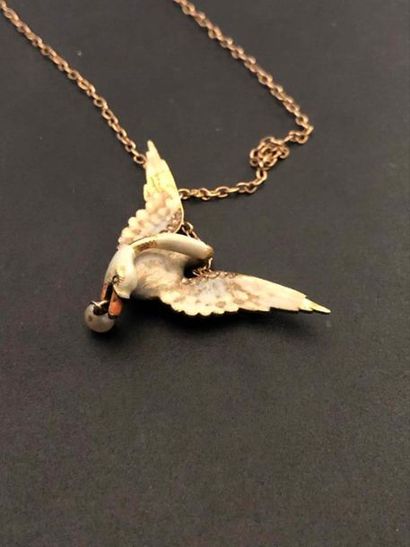 null Collier articulé en or jaune 750 millièmes, retenant en pendentif un cygne également...