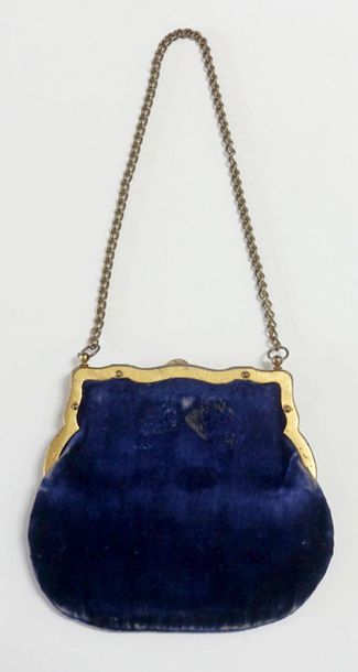 null Petit sac porte-monnaie en velours bleu et métal doré à décor d'arabesques entourant...