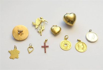 null Lot en or jaune 750 millièmes, comprenant deux médailles, une broche et sept...