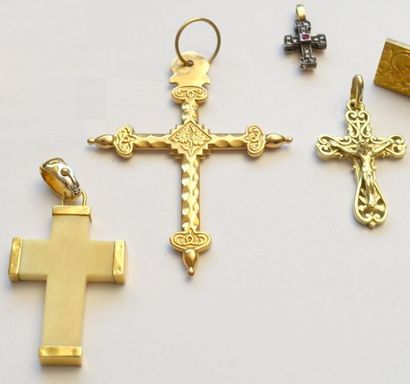 Lot de quatre pendentifs croix en or jaune...