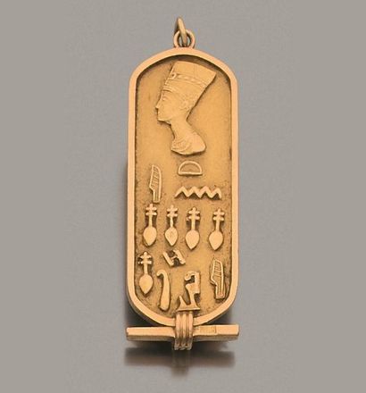 null Pendentif en or jaune 750 millièmes, figurant un cartouche égyptien gravé de...