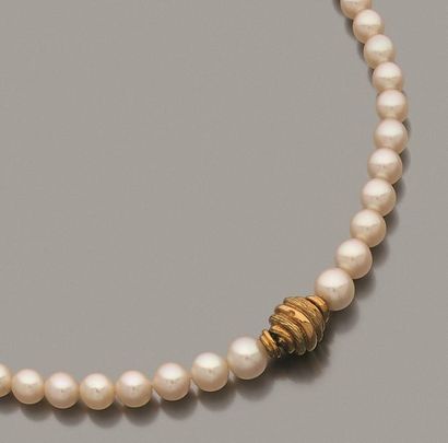 Collier de cinquante-six perles de culture...
