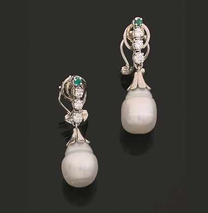 null Paire de pendants d'oreilles en or gris 750 millièmes et platine 850 millièmes,...