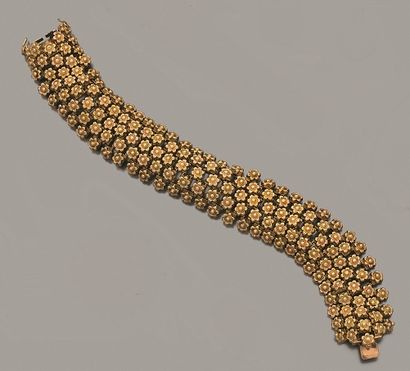 null Bracelet articulé en or jaune 750 millièmes, décoré de cinq lignes de fleurettes.
(Accidents...