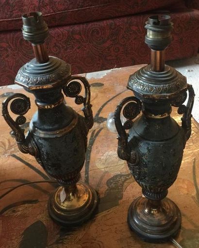null Paire de lampes en métal jaune en forme de vases à anses.