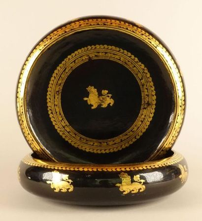 null Deux plats circulaires en laque noire à décor doré.
Asie
Diam. : 29 cm.