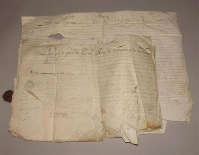 null Liasse de papiers anciens.
Brevets Louis par la Grâce de Dieu.
