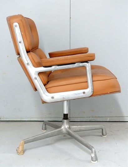 null Charles & Ray EAMES, HERMAN MILLER éditeur.
Lobby Chair, modèle créé en 1960.
Fauteuil...
