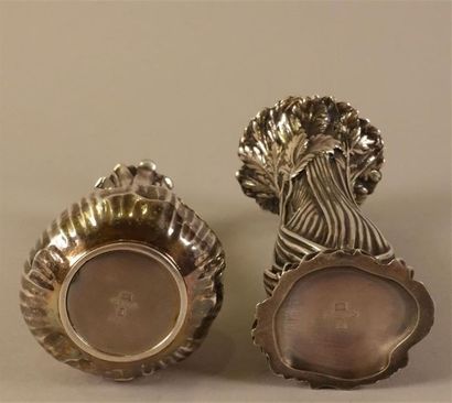 null CHRISTOFLE.
Deux soliflores en bronze argenté à décor de feuillages.
Style Art...