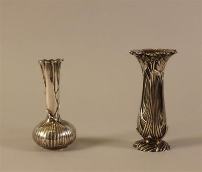 null CHRISTOFLE.
Deux soliflores en bronze argenté à décor de feuillages.
Style Art...