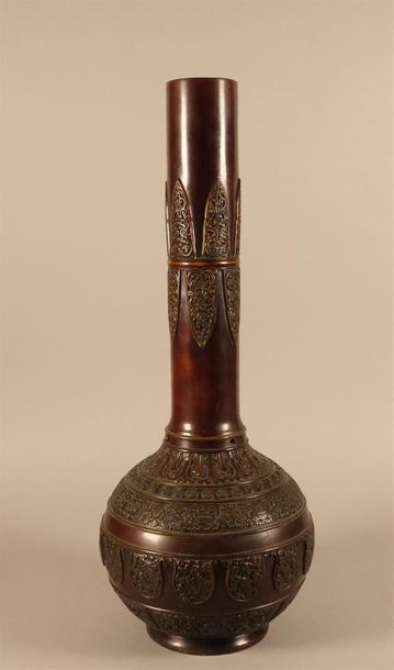 null Vase en bronze à long col étroit, à décor stylisé en relief, reposant sur un...
