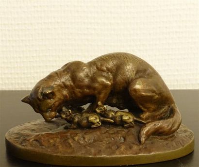 null D'après Clovis-Edmond MASSON (1838-1913).
Chatte et ses deux chatons
Bronze...