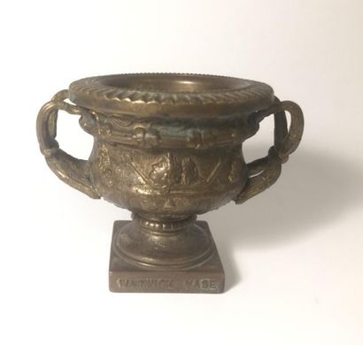 null Travail moderne d'après l'Antique.
Petit vase Warwick
Bronze.
Haut. : 6 cm ;...