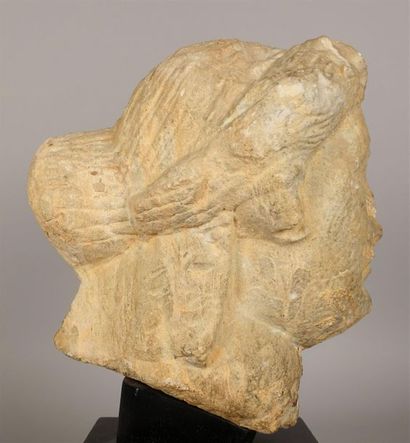 null Visage d'une divinité.
Pierre calcaire sculptée.
Haut. : environ 19 cm ; Larg....