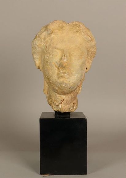 null Visage d'une divinité.
Pierre calcaire sculptée.
Haut. : environ 19 cm ; Larg....