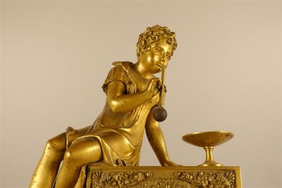 null Pendule borne en bronze doré, surmontée d'une figure masculine en bronze doré.
Le...
