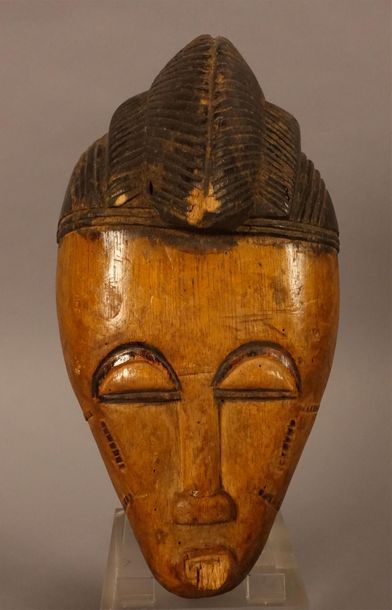 null CÔTE D'IVOIRE, Baoulé.
Masque en bois sculpté et patiné.
Haut. : 28 cm ; Larg....