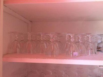 null Partie de service de verres.
Environ 24 verres de différentes tailles.