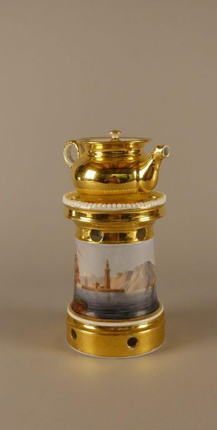 null Tisanière en porcelaine de Paris blanche et or à décor d'un paysage maritime...